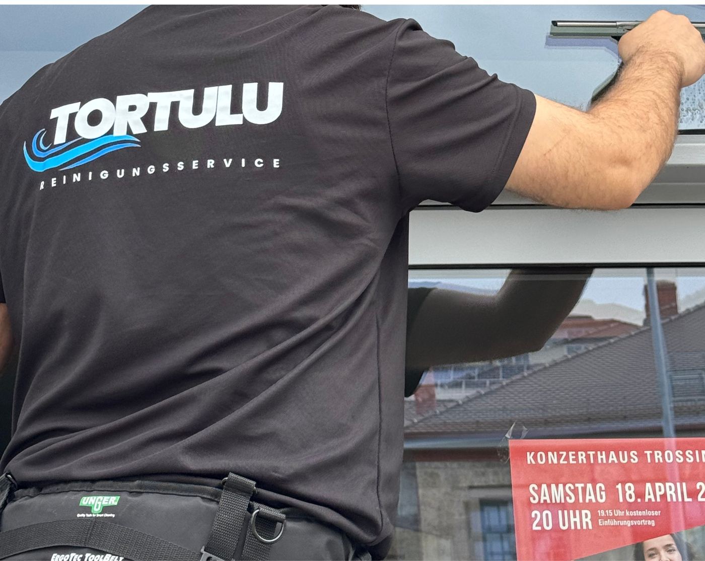 Tortulu-Mitarbeiter bei der Fensterreinigung an einer Gebäudefassade